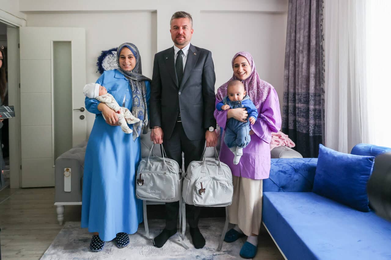 Buca Belediyesi, 'Merhaba Bebek' setleriyle yeni doğan bebekleri karşılıyor. Belediye