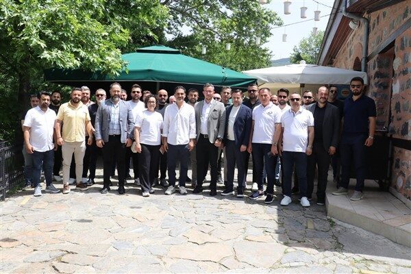Osmangazi Belediyesi Dobruca Sosyal Tesisleri’nde düzenlenen programda bir konuşma yapan