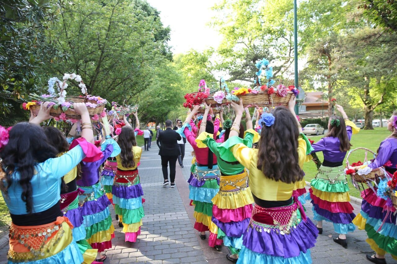 Bursa Büyükşehir Belediyesi, Hıdırellez'i çeşitli etkinliklerle kutladı. Şenliklerde sanatçılar sahne