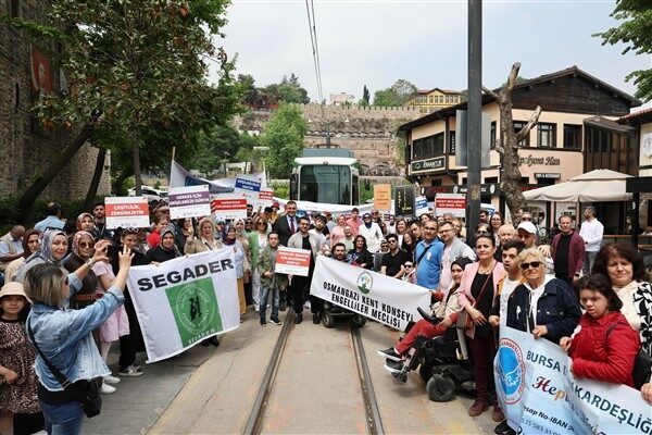 Bursa'da düzenlenen engelsiz yaşam etkinliği, Cumhuriyet Caddesi'nde başlayıp Hanlar Bölgesi'nde