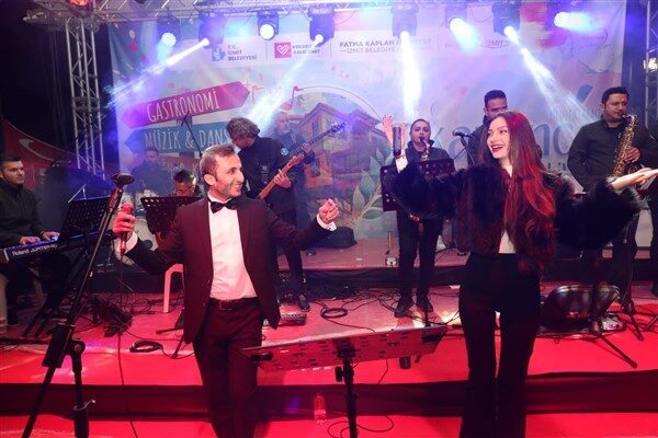 Tarihi sokakların büyülü atmosferinde gerçekleşen konser, festivale katılan vatandaşlara unutulmaz