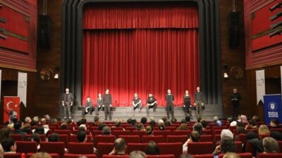 Bursa Büyükşehir Belediyesi'nin düzenlediği Ulusal İşçi Tiyatroları Festivali'ne katılan işçiler,