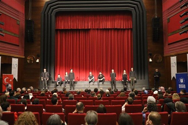 Bursa Büyükşehir Belediyesi'nin düzenlediği Ulusal İşçi Tiyatroları Festivali'ne katılan işçiler,