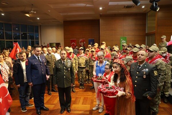 Bursa'da engelli gençler için düzenlenen kına gecesi ile 80 kişi,