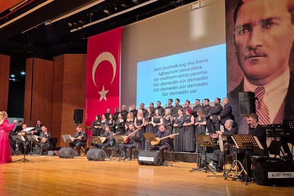 Şef Cemile Kara Polat yönetimindeki Türk Halk Müziği konserinde, solo