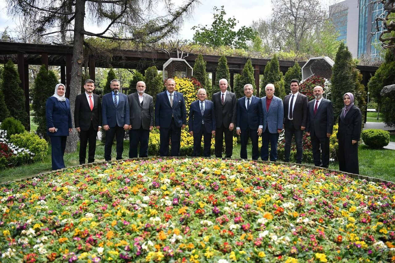 Vakıf Haftası kapsamında yapılan ziyaretlerde Vakıflar Bölge Müdürü Seçilir'in Başkan