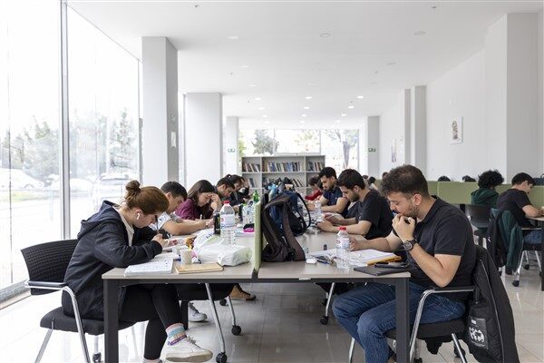 Mersin'de belediyenin sağladığı Okuma Salonları, öğrencilere ücretsiz internet ve sessiz