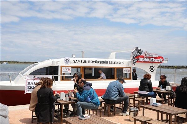 Samsun Büyükşehir Belediyesi tarafından Kurupelit Yat Limanı’nda Balık Ekmek Teknesi