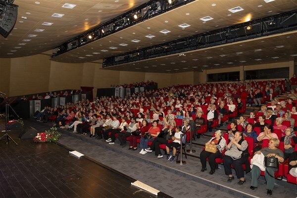 Sosyal Hizmetler Dairesi Başkanlığı'nın düzenlediği 'Bahar Konseri'nde emekli vatandaşlardan oluşan