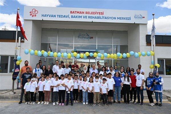 Fidan dikim etkinliği öncesi hayvan barınağını ziyaret eden Canalp, barınaktaki