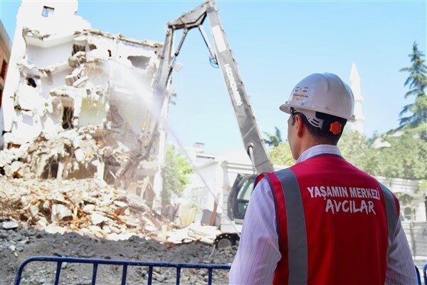 Avcılar Belediye Başkanı Utku Caner Çaykara, İstanbul’un çatısı yenileniyor projesi