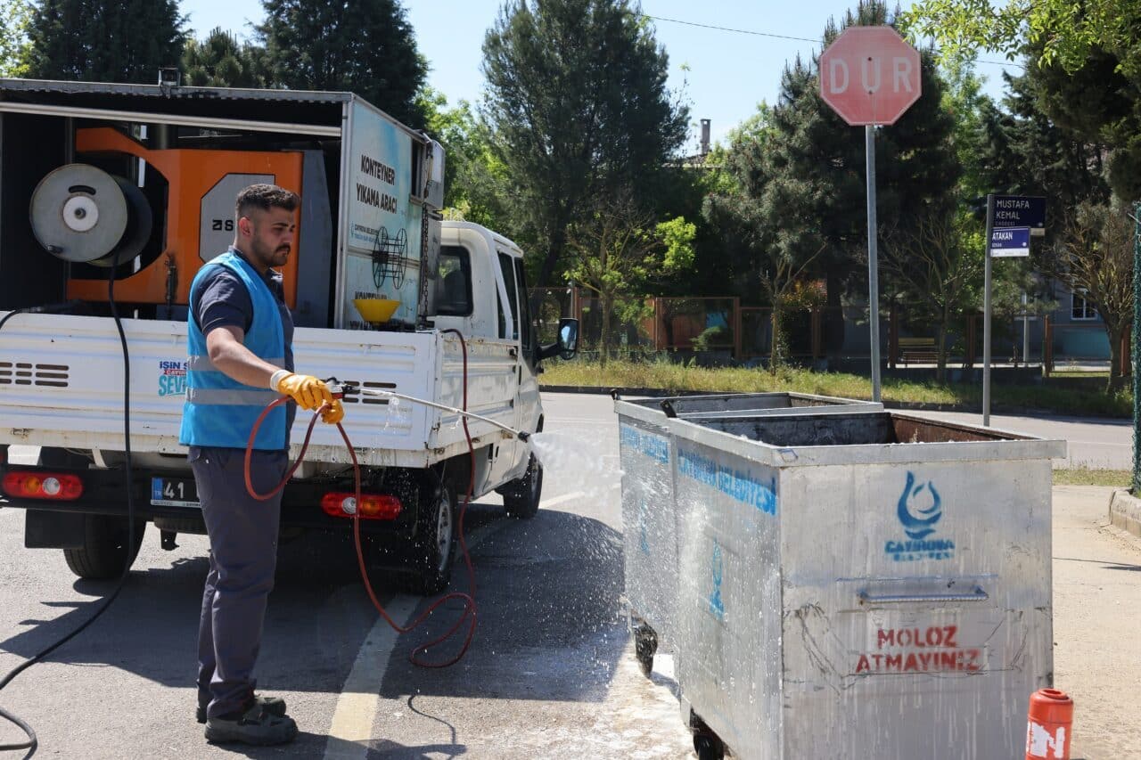 Çayırova Belediyesi, 'Temiz Çevre, Sağlıklı Çayırova' parolasıyla ilçede konteyner temizliği