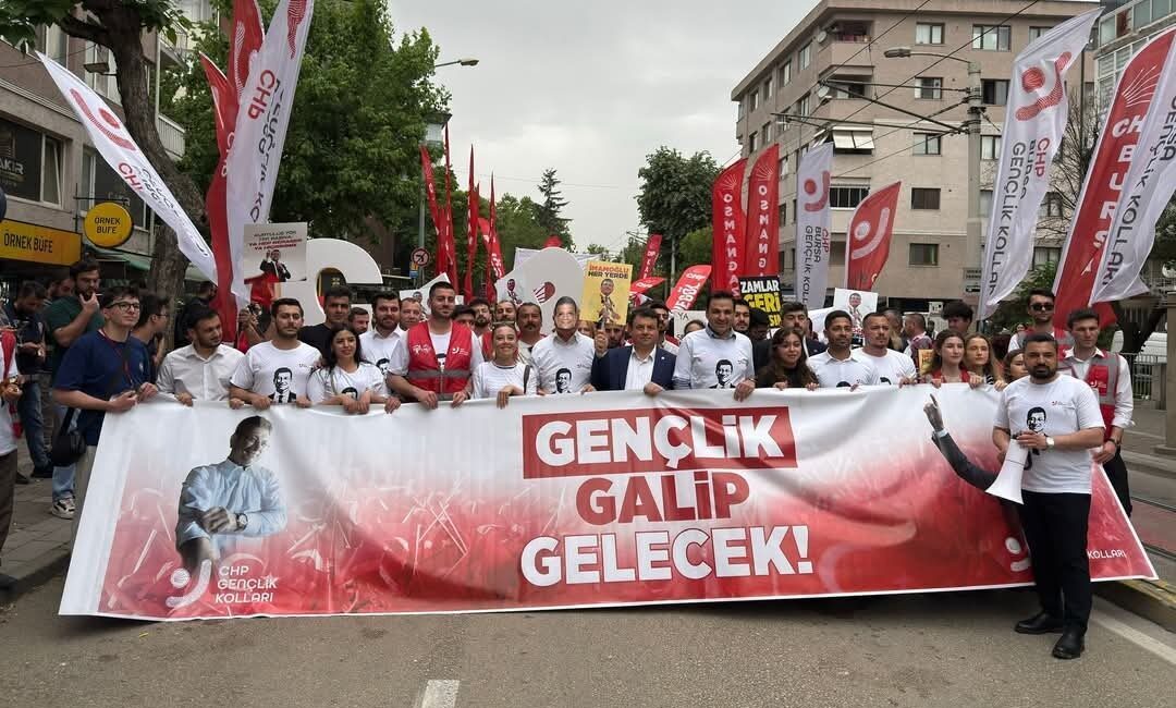 CHP Genel Başkanı Özgür Özel'in katılımıyla Bursa'da gerçekleştirilen mitinge CHP