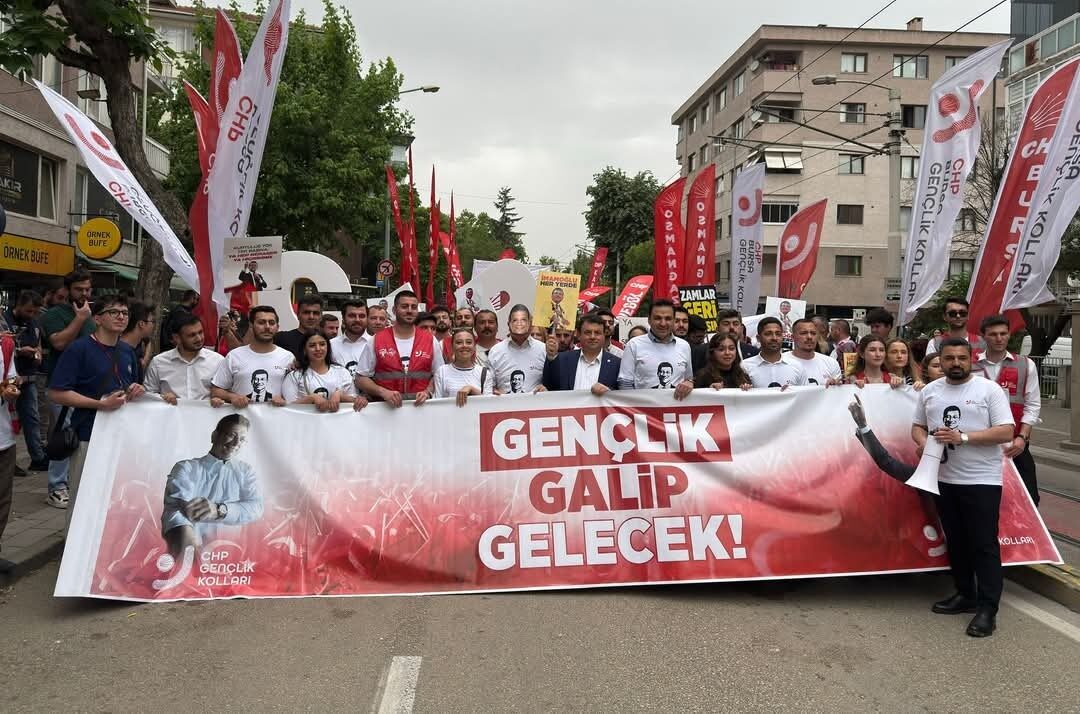 CHP Genel Başkanı Özgür Özel'in katılımıyla Bursa'da gerçekleştirilen mitinge CHP