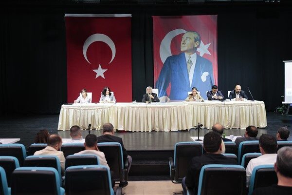 Konak Belediye Meclisi Mayıs ayı toplantısında, TBMM Başkanvekili Sırrı Süreyya