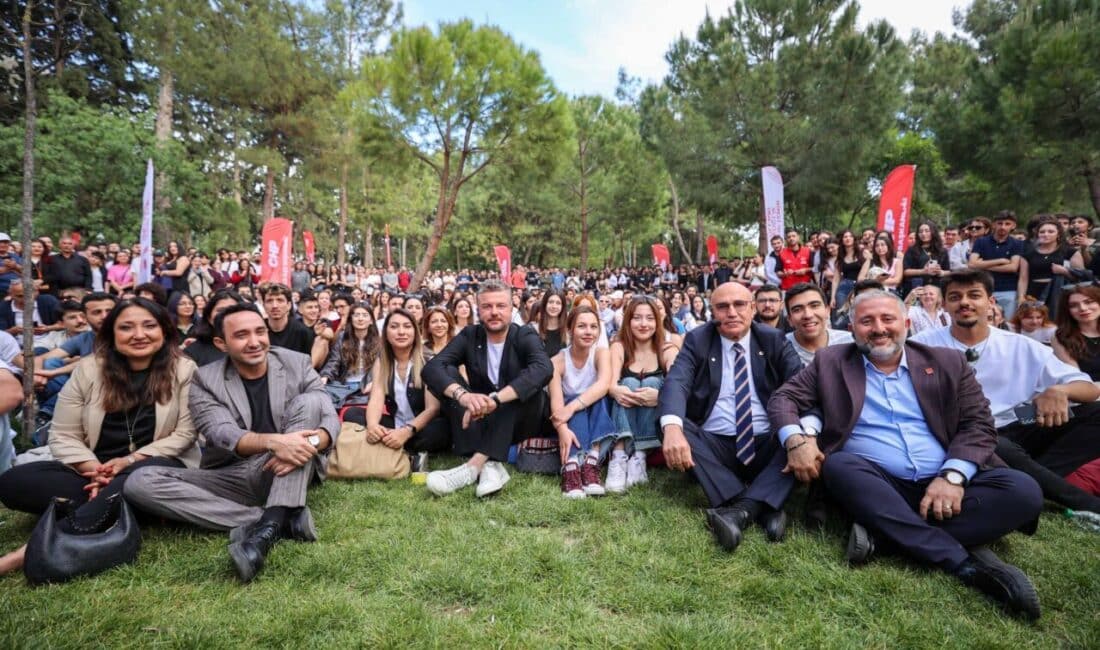 Mahmut Tanal, üniversiteli gençlerle Hasanağa Bahçesi'nde buluştu. WhatsApp üzerinden ulaşabileceklerini
