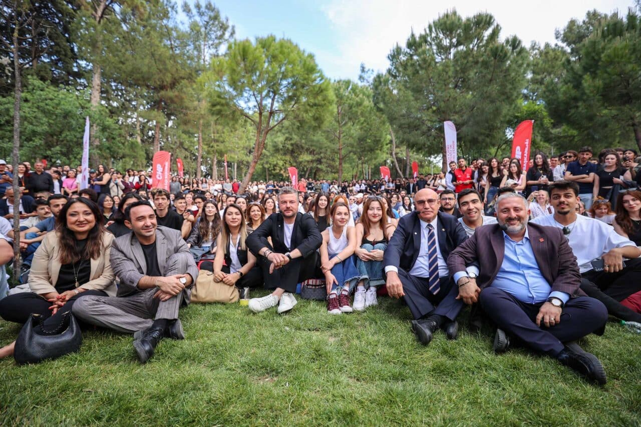 Mahmut Tanal, üniversiteli gençlerle Hasanağa Bahçesi'nde buluştu. WhatsApp üzerinden ulaşabileceklerini