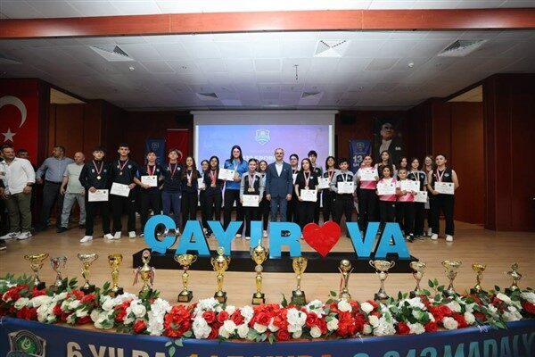 Çayırova Belediye Başkanı Bünyamin Çiftçi, 2024-2025 sezonunda düzenlenen turnuvalara damga