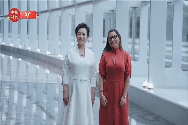 Ziyaret sırasında her iki isim, tiyatronun yürüttüğü uluslararası kültürel faaliyetler
