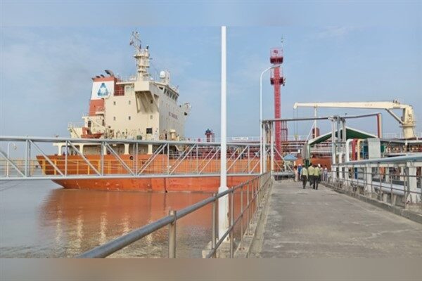 Çin, Myanmar'a 18 bin ton dizel yakıt içeren 10. grup