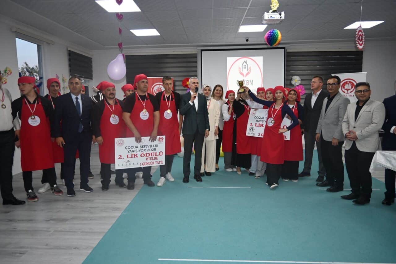Çocuk Evleri Koordinasyon Merkezi'nde düzenlenen yarışmada, çocuklar hünerlerini sergileyerek jüriden