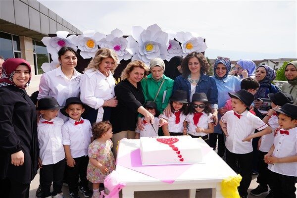 Çocuk Üniversitesi'nde anasınıfı öğrencileri ve aileleri Anneler Günü etkinliğinde buluştular.