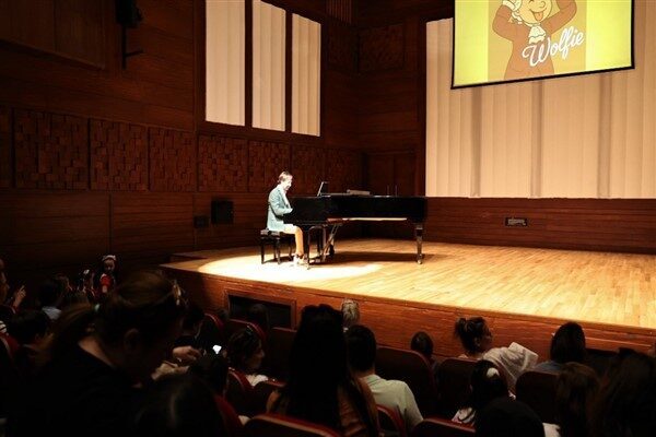 İzmir Büyükşehir Belediyesi'nin düzenlediği "Sadece Mozart" konserinde çocuklar, İbrahim Yazıcı