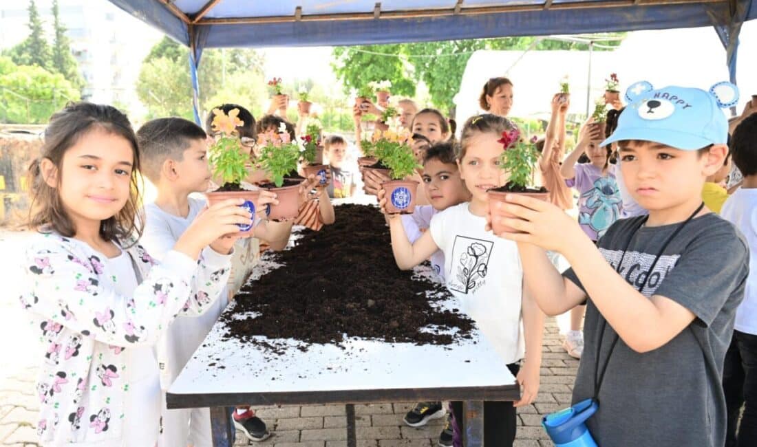 Aydın Büyükşehir Belediyesi, ilkokul öğrencilerine bitkilerle ilgili eğitim verdi. Çocuklar
