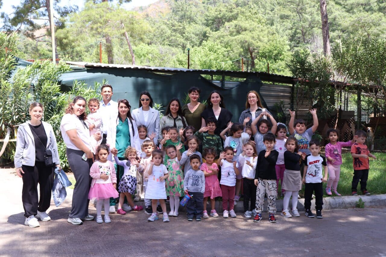 Marmaris Belediyesi Geçici Hayvan Bakımevi'ni ziyaret eden özel Oyun Evim