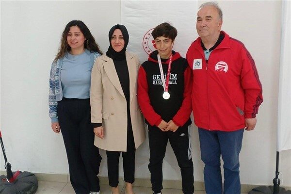 Dilara Şahin, mental kategoride altın madalya kazandı. Otizm kategorisinde mücadele