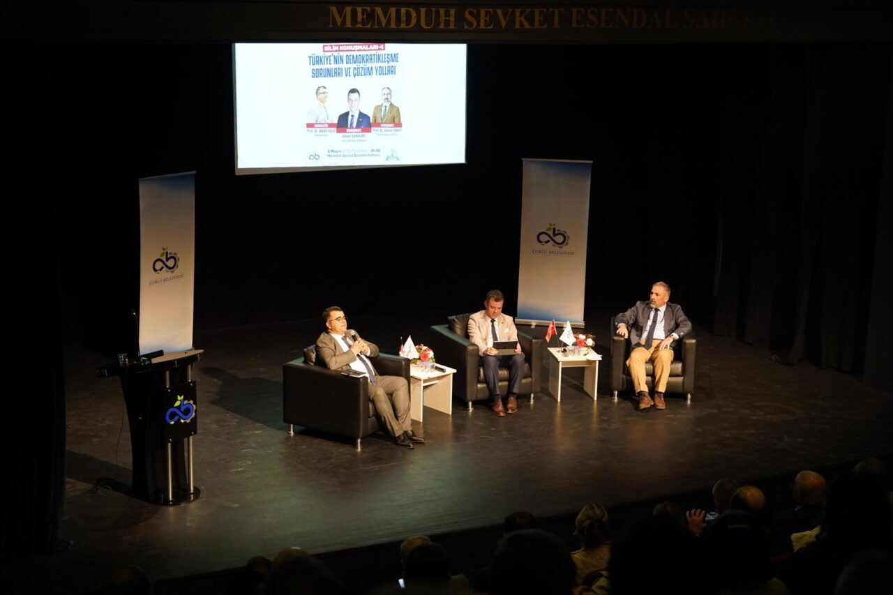 Türkiye'nin demokratikleşme süreci, temel sorunlar ve çözüm önerileri panelde detaylıca
