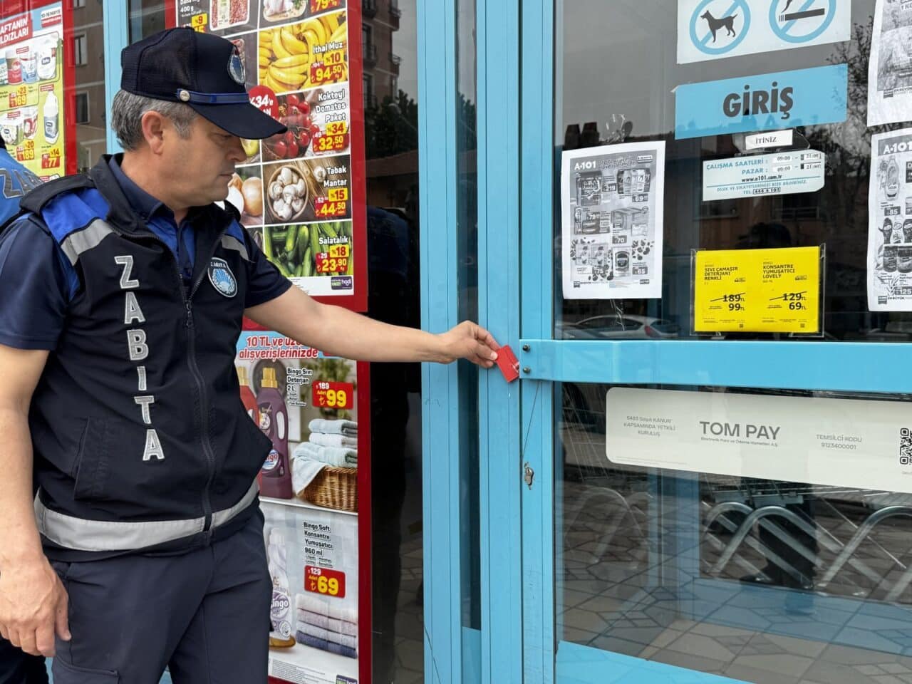 Çorum genelinde market denetimlerini aralıksız sürdüren Çorum Belediyesi Zabıta Müdürlüğü