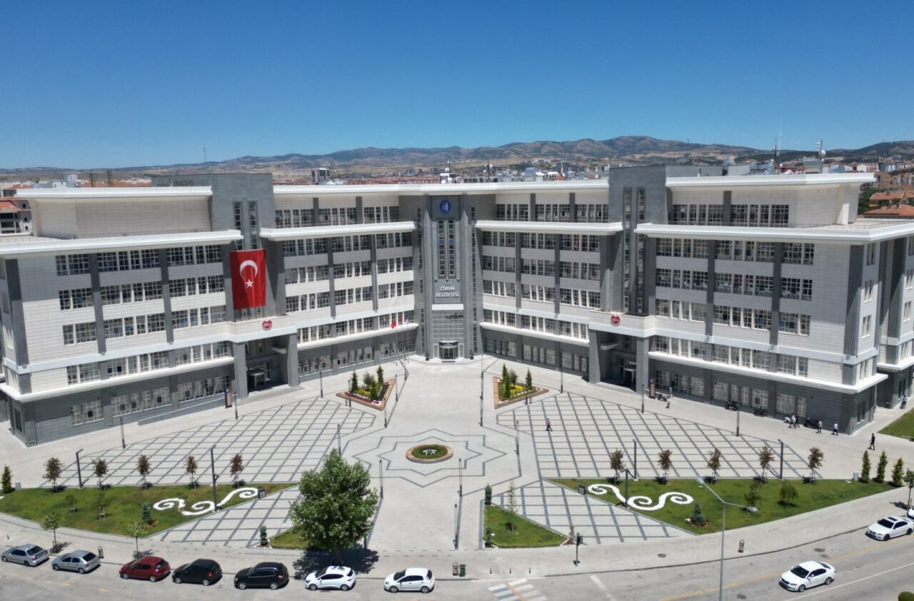 Çorum Belediyesi, iş insanlarına para talebinde bulunan dolandırıcıları uyardı. Belediye