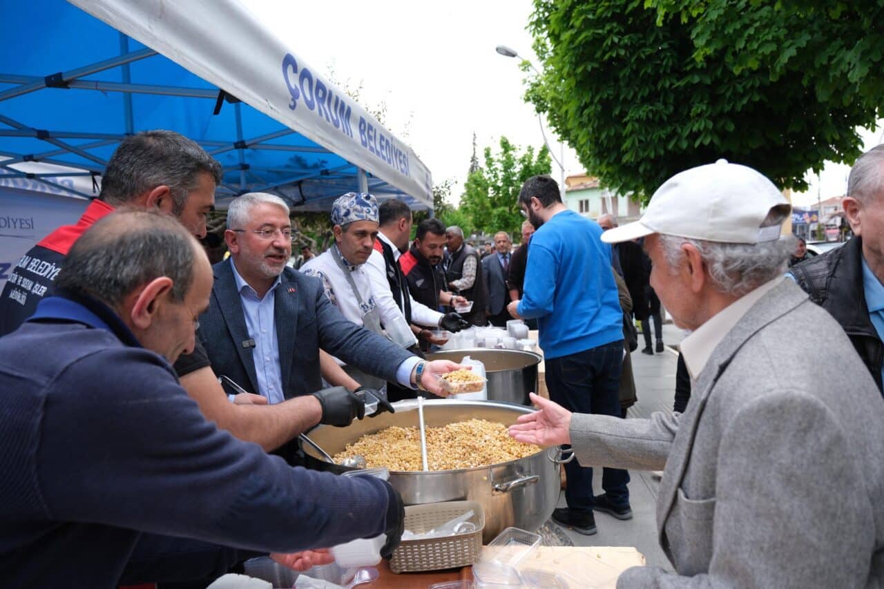Çorum Belediyesi, Hıdırellez dolayısıyla şehirdeki vatandaşlara hedik ikram etti. Belediye