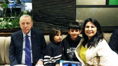 Cumhurbaşkanı Erdoğan, Ankara'da bir kafede vatandaşlarla buluştu. HİBYA Haber Ajansı