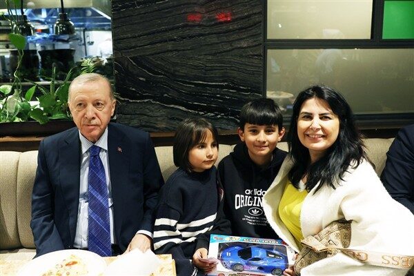 Cumhurbaşkanı Erdoğan, Ankara'da bir kafede vatandaşlarla buluştu. HİBYA Haber Ajansı