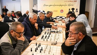 Bornova Belediyesi'nin düzenlediği turnuvada Gökay Kaya birinci, Müslüm Çeri ikinci