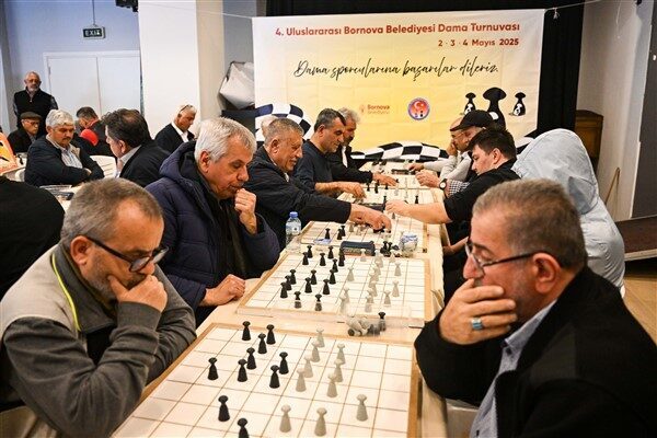 Bornova Belediyesi'nin düzenlediği turnuvada Gökay Kaya birinci, Müslüm Çeri ikinci