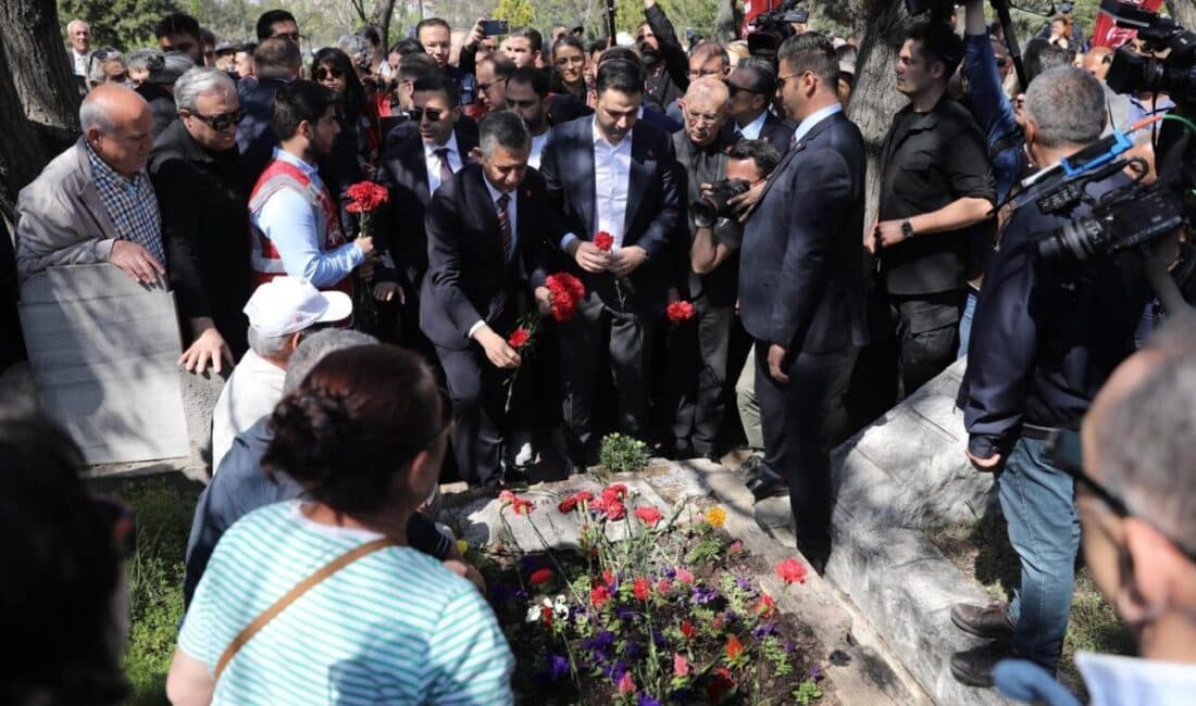 Ankara Karşıyaka Mezarlığı'nda Deniz Gezmiş ve arkadaşlarının mücadelesini anma töreninde