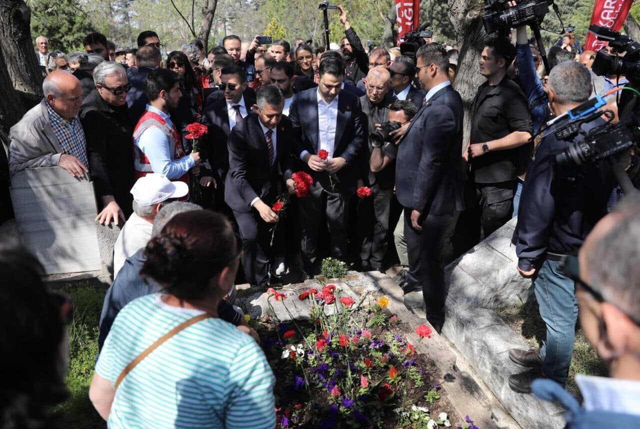 Ankara Karşıyaka Mezarlığı'nda Deniz Gezmiş ve arkadaşlarının mücadelesini anma töreninde