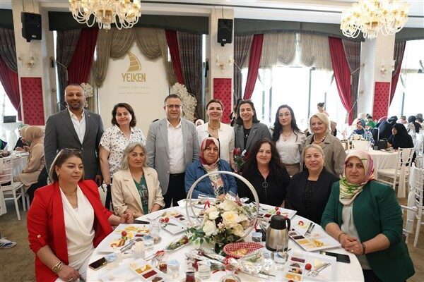 Derince Belediye Başkanı Av. Sertif Gökoğlu'nun ev sahipliğinde düzenlenen Anneler