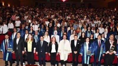 Tören Dicle Üniversitesi Eğitim Fakültesi mezuniyet töreninde duygusal anlar yaşandı.