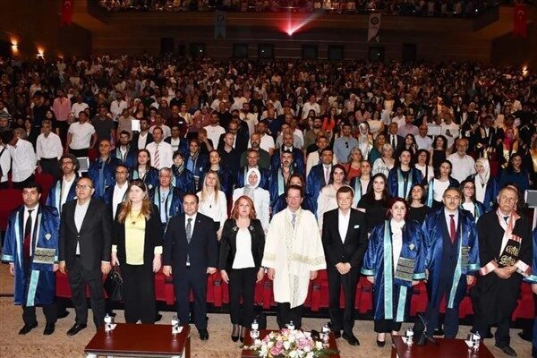 Tören Dicle Üniversitesi Eğitim Fakültesi mezuniyet töreninde duygusal anlar yaşandı.