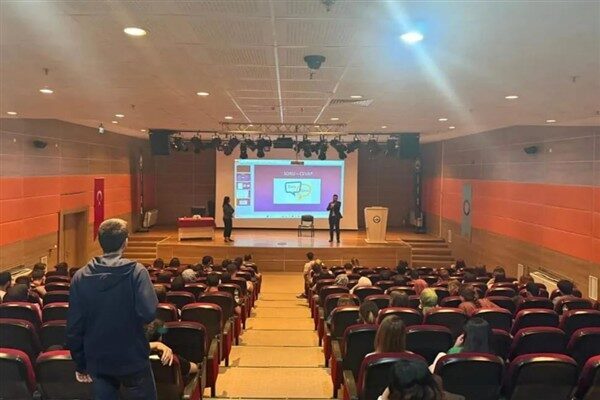 Dicle Üniversitesi'nde düzenlenen konferansta Yapı Kredi Yatırım Diyarbakır Şubesi Müdürü