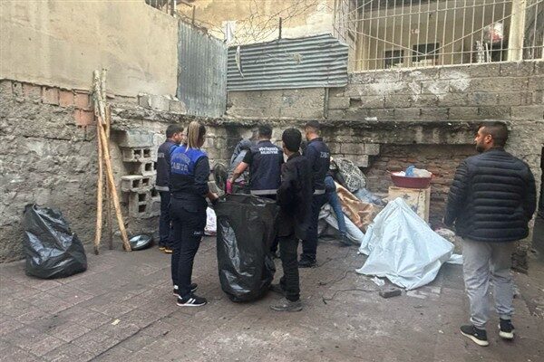 Diyarbakır'da evlerinden çıkarılan aile, kendi imkanlarıyla çadır kurarak yaşam mücadelesi