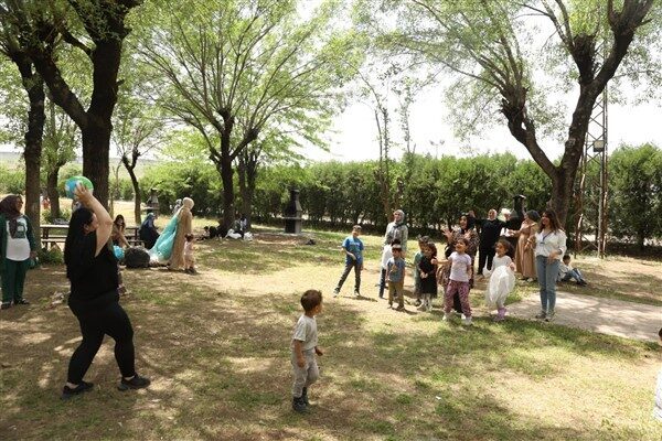 Yenişehir ilçesinde düzenlenen etkinlikte, Zarokistan Kreş ve Gündüz Bakım Evi'nden