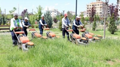Park ve Bahçeler Dairesi Başkanlığı, havaların ısınmasıyla birlikte yurttaşların kullandığı,