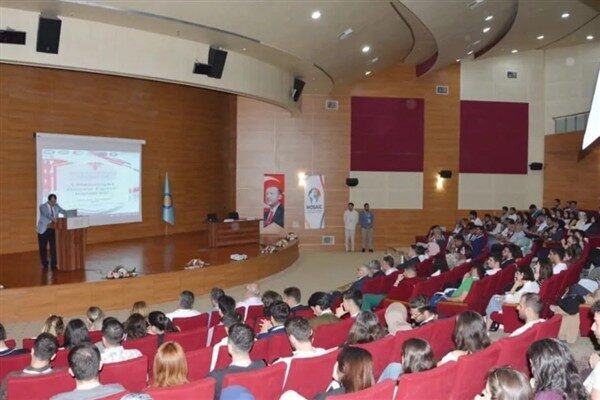 Kalp Hastanesi Konferans Salonu’nda gerçekleşen 1. Mezuniyet Öncesi Eğitim Kongresi,