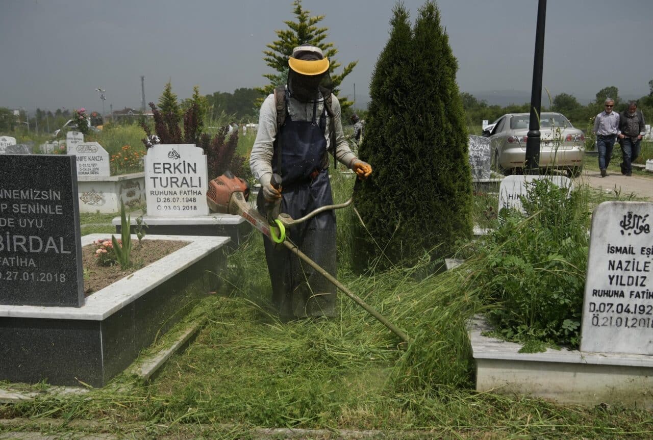 Düzce Belediyesi, vatandaşlardan gelen talepleri de göz önünde bulundurarak, mezarlıklarda