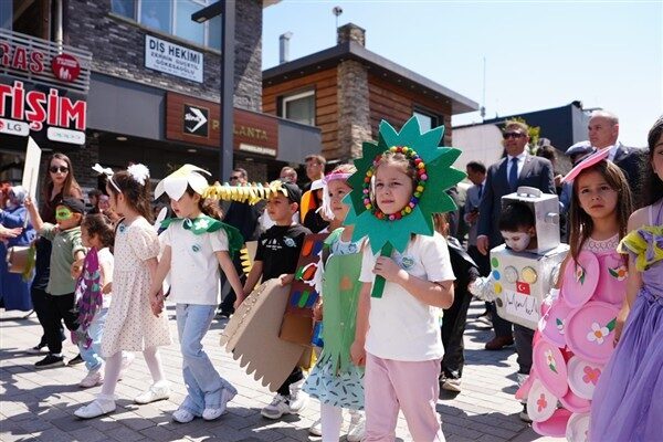Türkiye Çevre Haftası etkinlikleri Düzce’de kortej yürüyüşüyle başladı. Cedidiye Meydanı’ndan